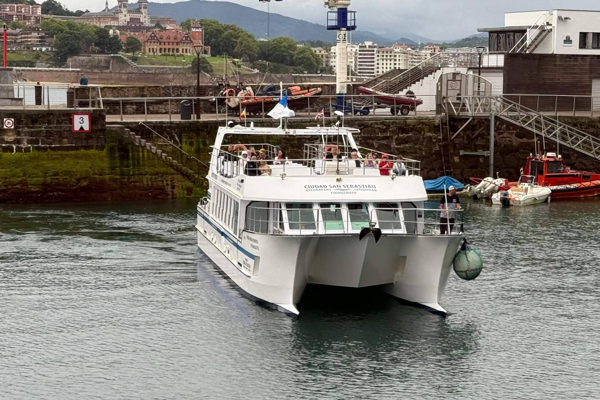 Catamarán Finanzauto Ciudad San Sebastián navega con 0 emisiones reales gracias a su hibridación completa