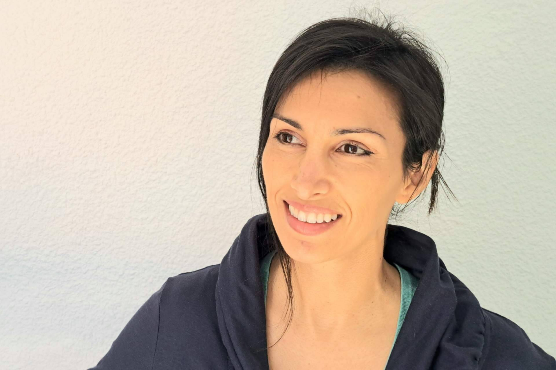 El método de Eli Parreño combina técnica vocal, energía y nutrición para mejorar síntomas neurológicos complejos