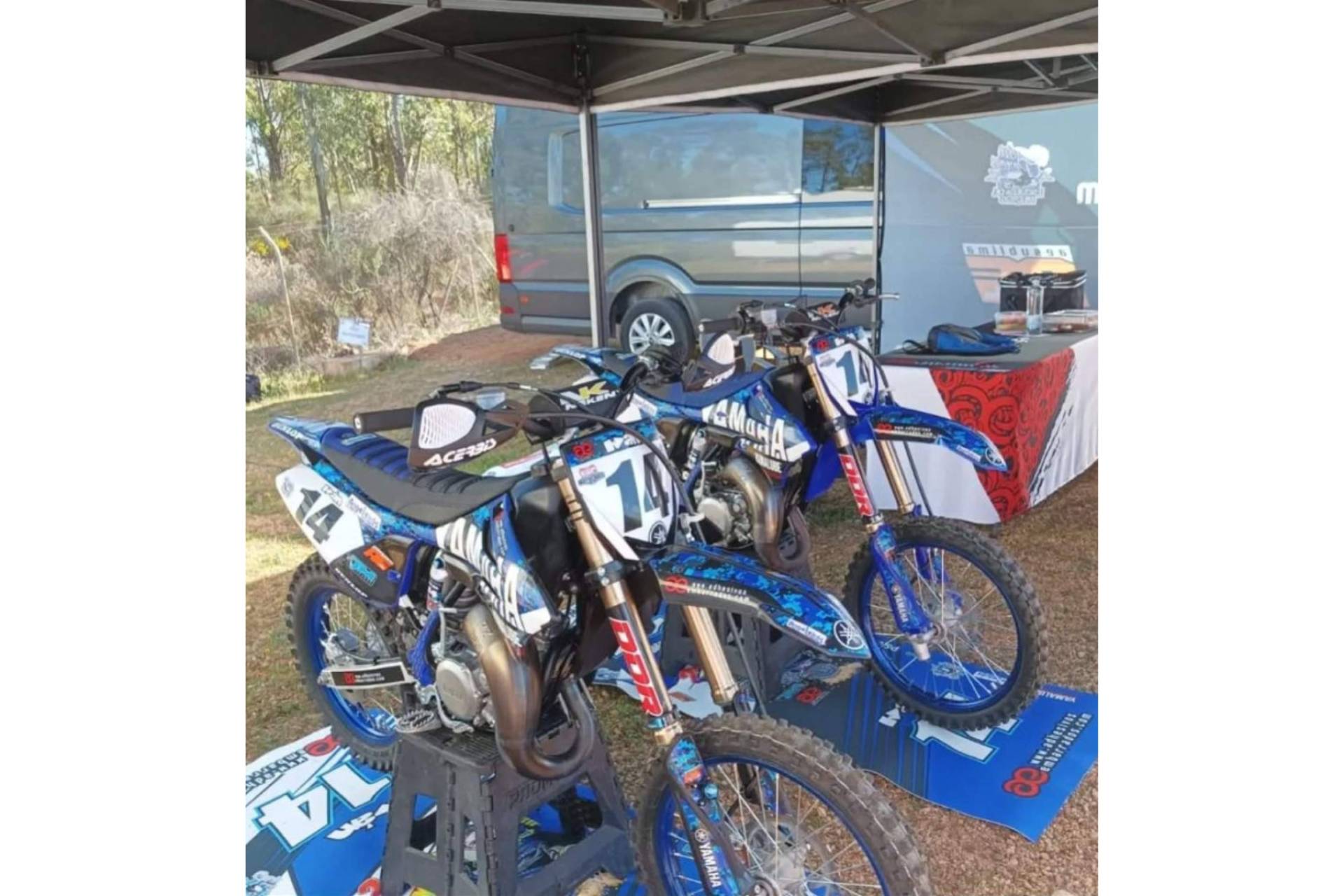 Nuevas alfombras resistentes y personalizadas para moto y quad en el catálogo de Adhesivosembarrados