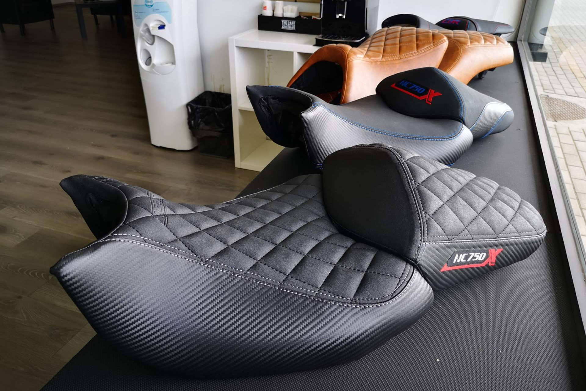 JM-FUNDAS crea fundas de asiento moto personalizadas con tejidos antideslizantes y diseño a medida
