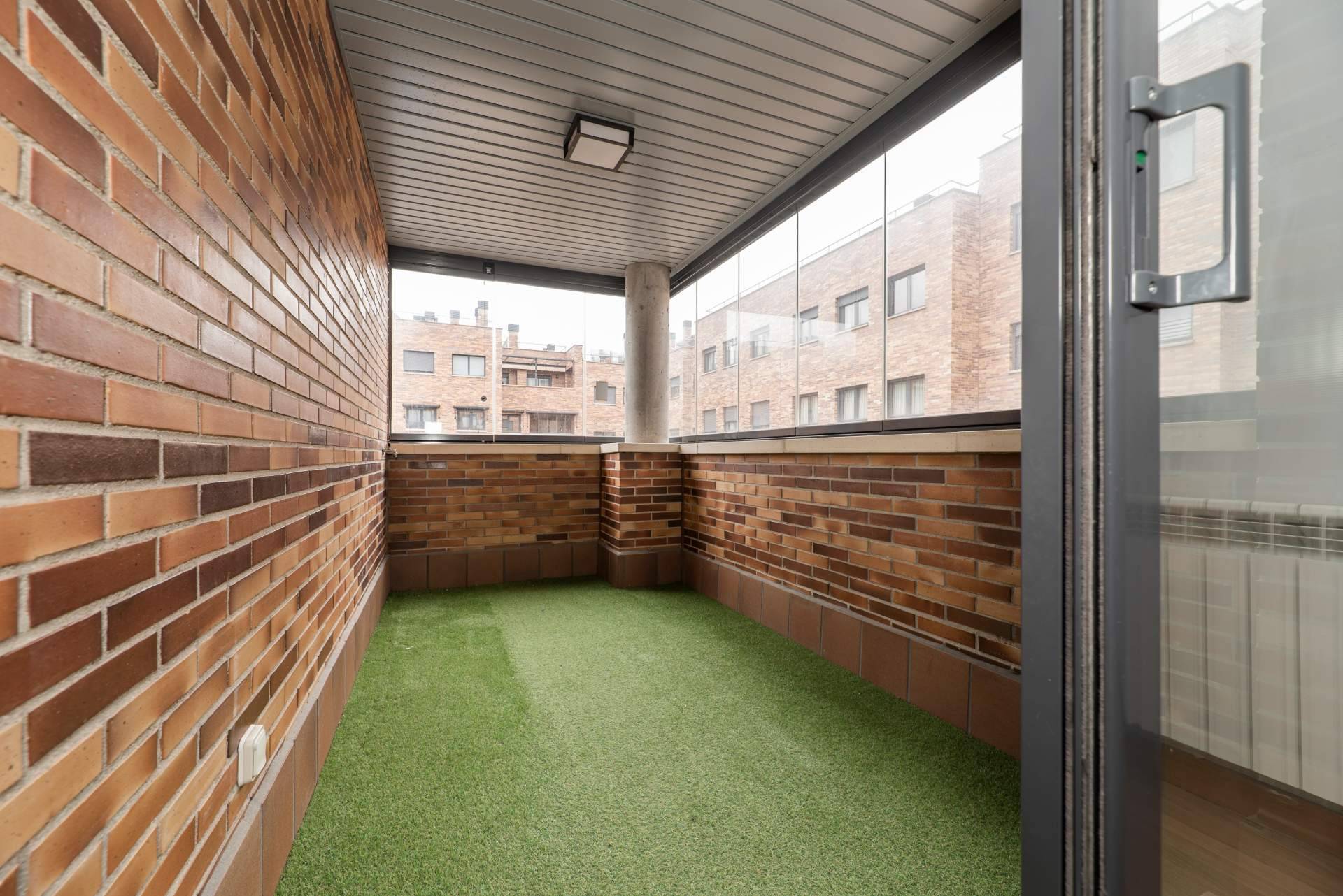 La solución decorativa para el invierno; Césped artificial en terrazas cubiertas