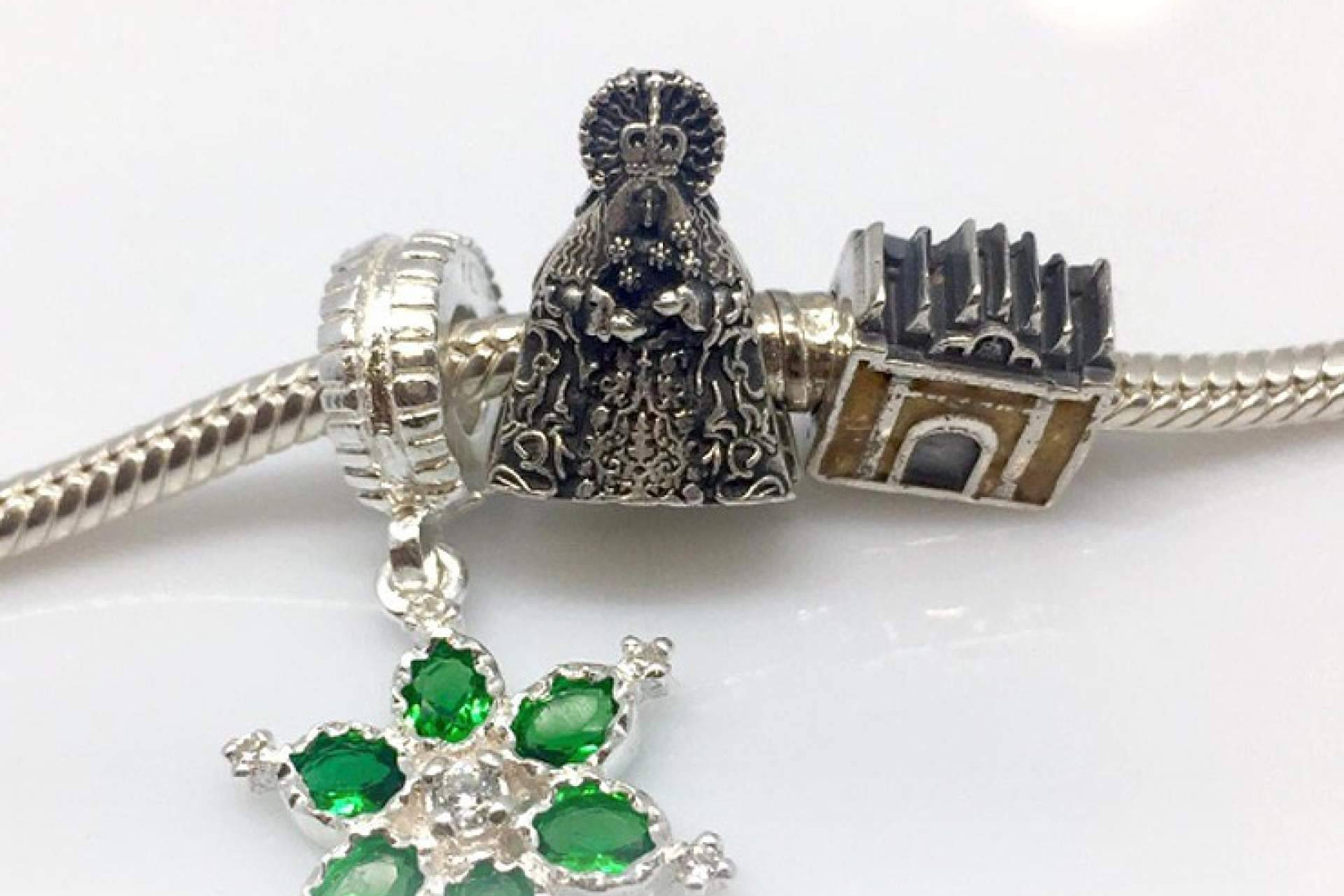 Joyería Cofrade y sus charms cofrades en plata; tradición sevillana para regalar esta Navidad