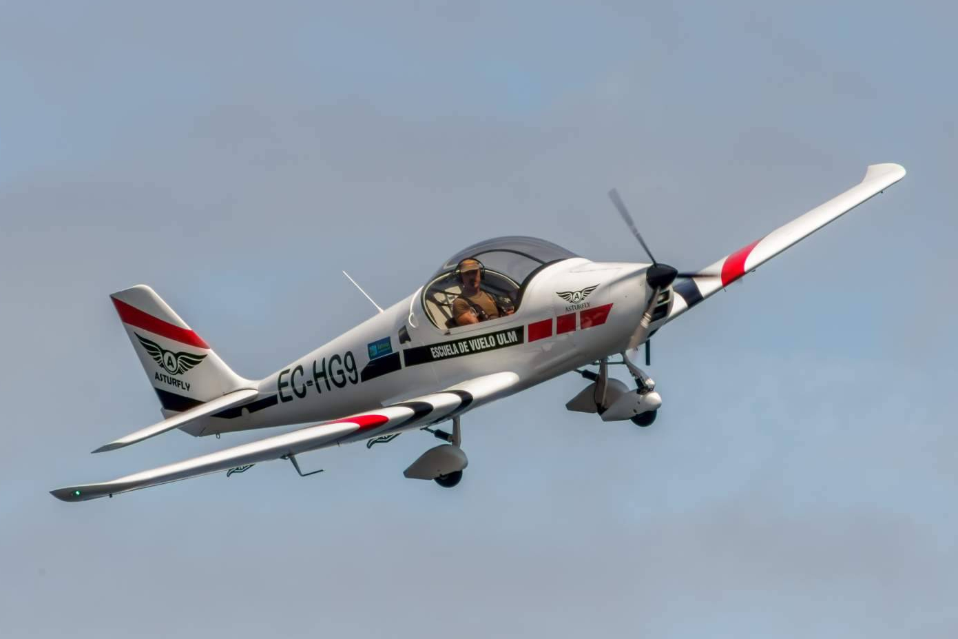Piloto por un día a cualquier edad; el curso de piloto de Asturfly conquista también a mayores de 60 años