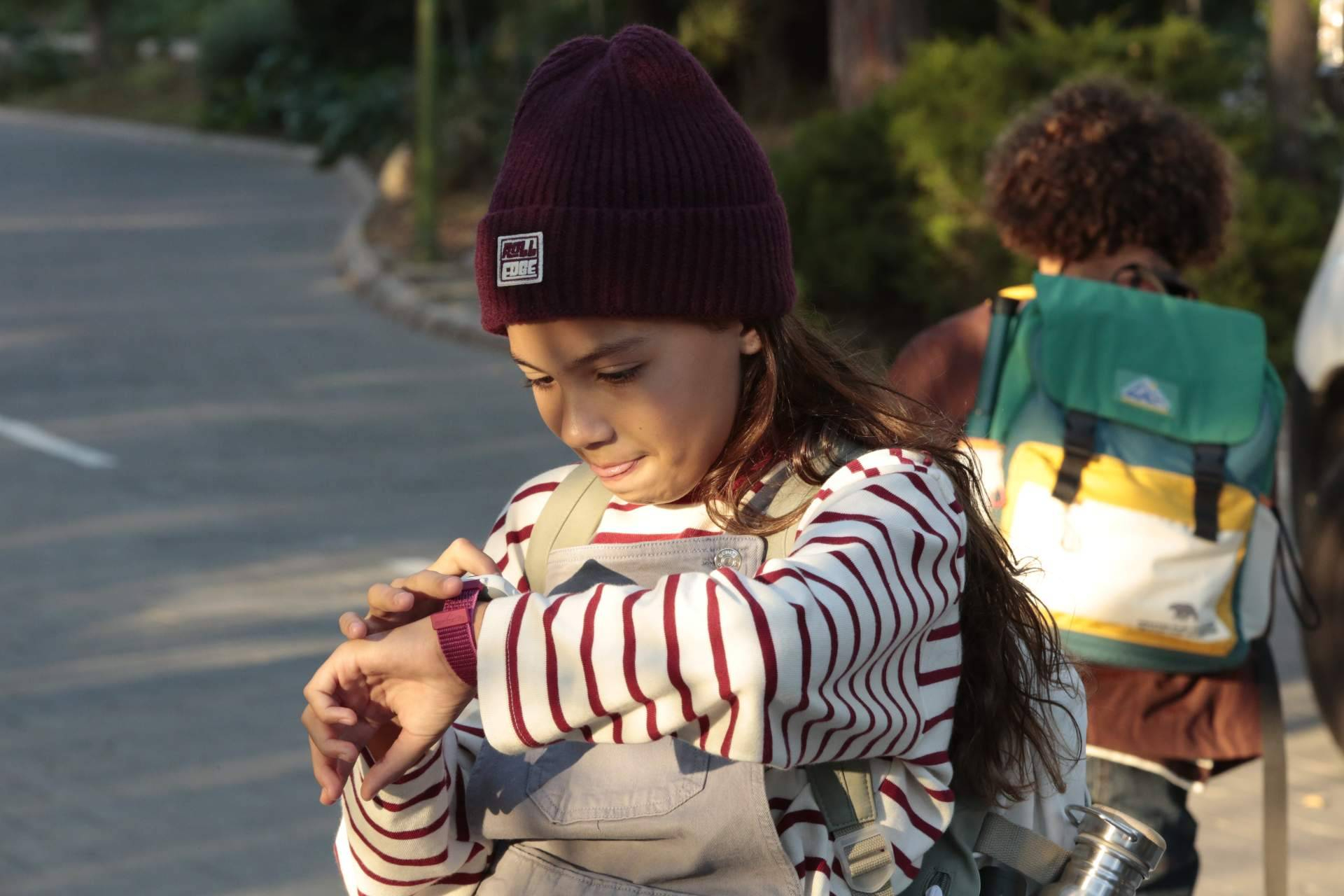 Primer móvil para preadolescentes; cómo los relojes con GPS y control parental ganan terreno al smartphone