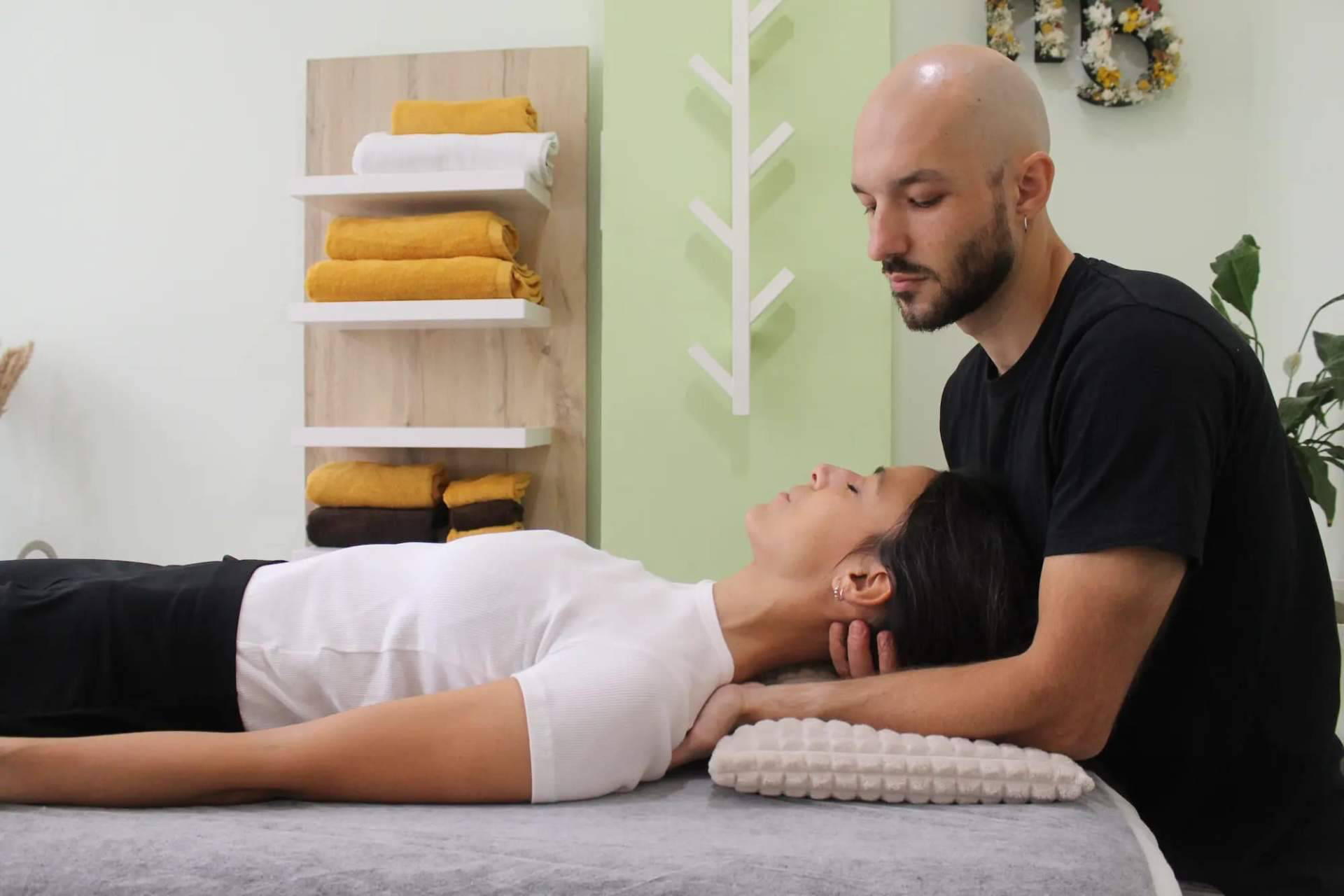 Cada vez más personas acuden al osteópata Tasio Martínez para cuidar su bienestar en Granollers