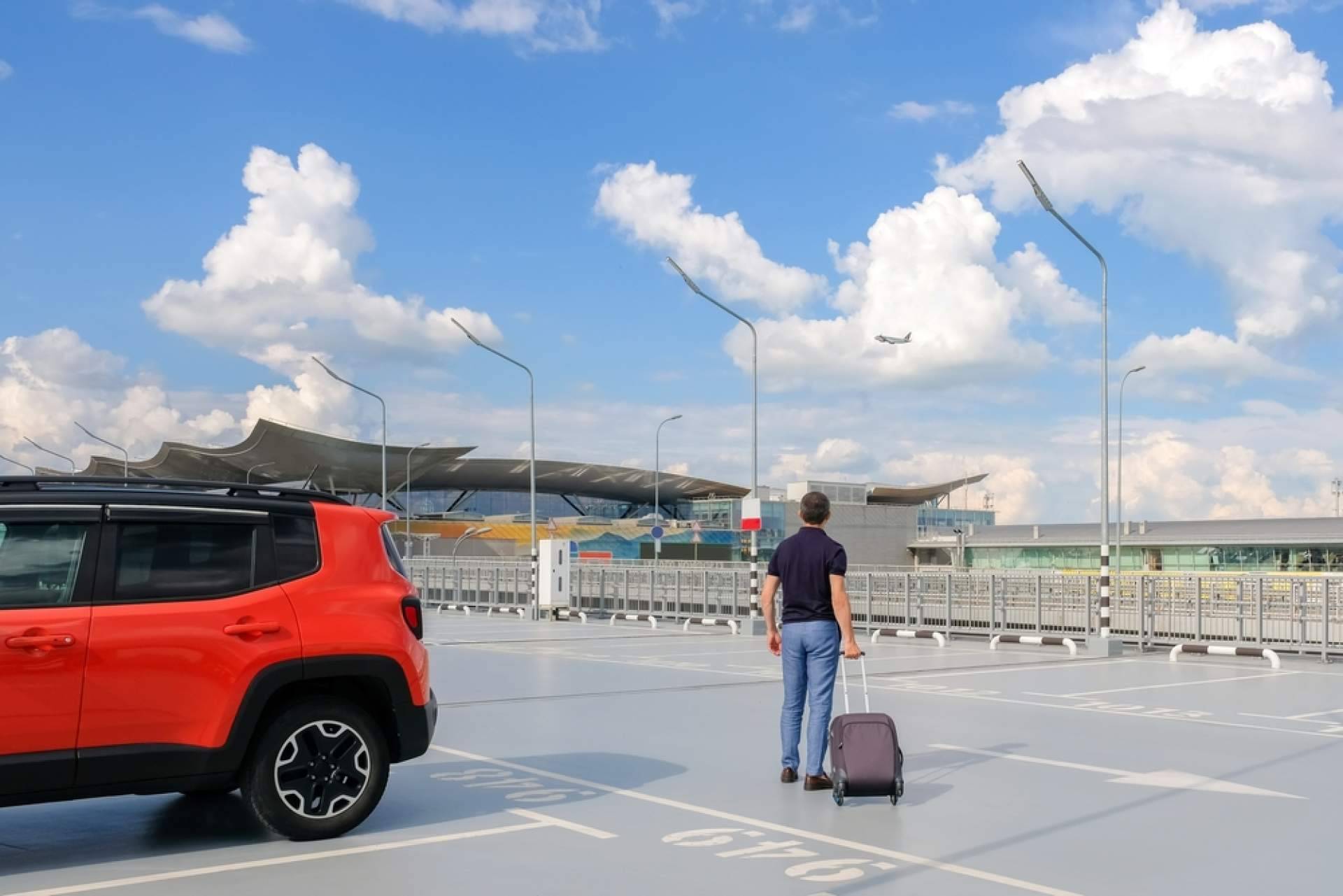 Comodidad, vigilancia y traslado gratuito; así es el modelo de Aparcalo en el parking aeropuerto Alicante