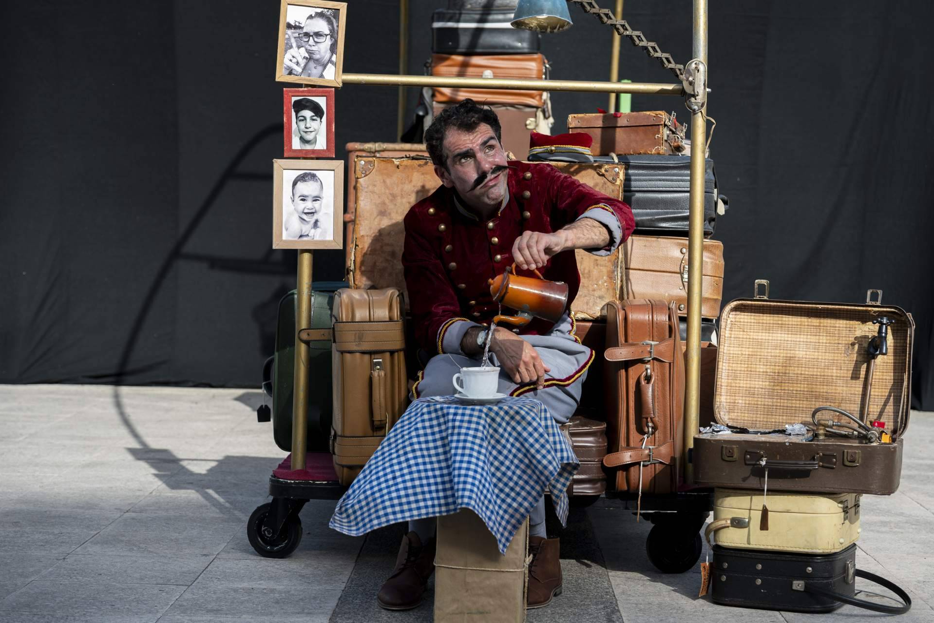De trabajar en la calle a los escenarios, la trayectoria de Adrián Conde como referente del teatro