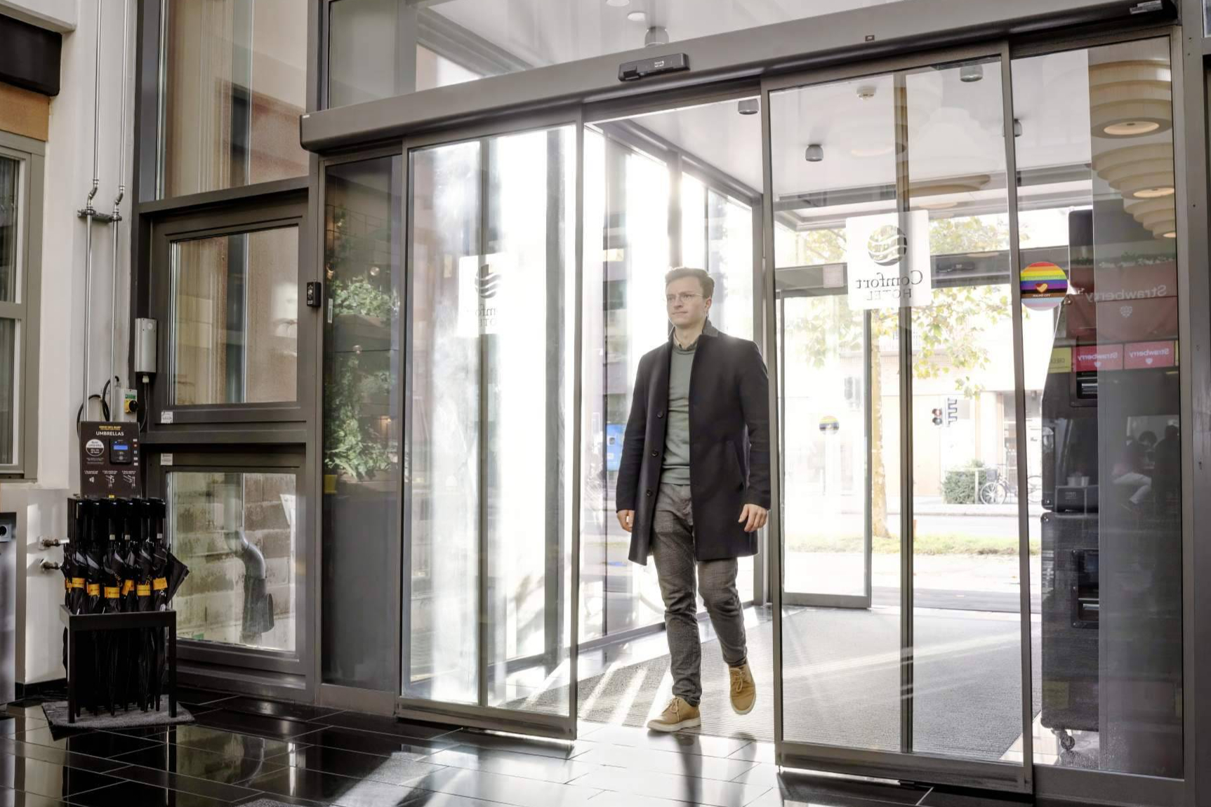 Soluciones de puertas automáticas para hoteles y restauración con el respaldo de ASSA ABLOY Entrance Systems