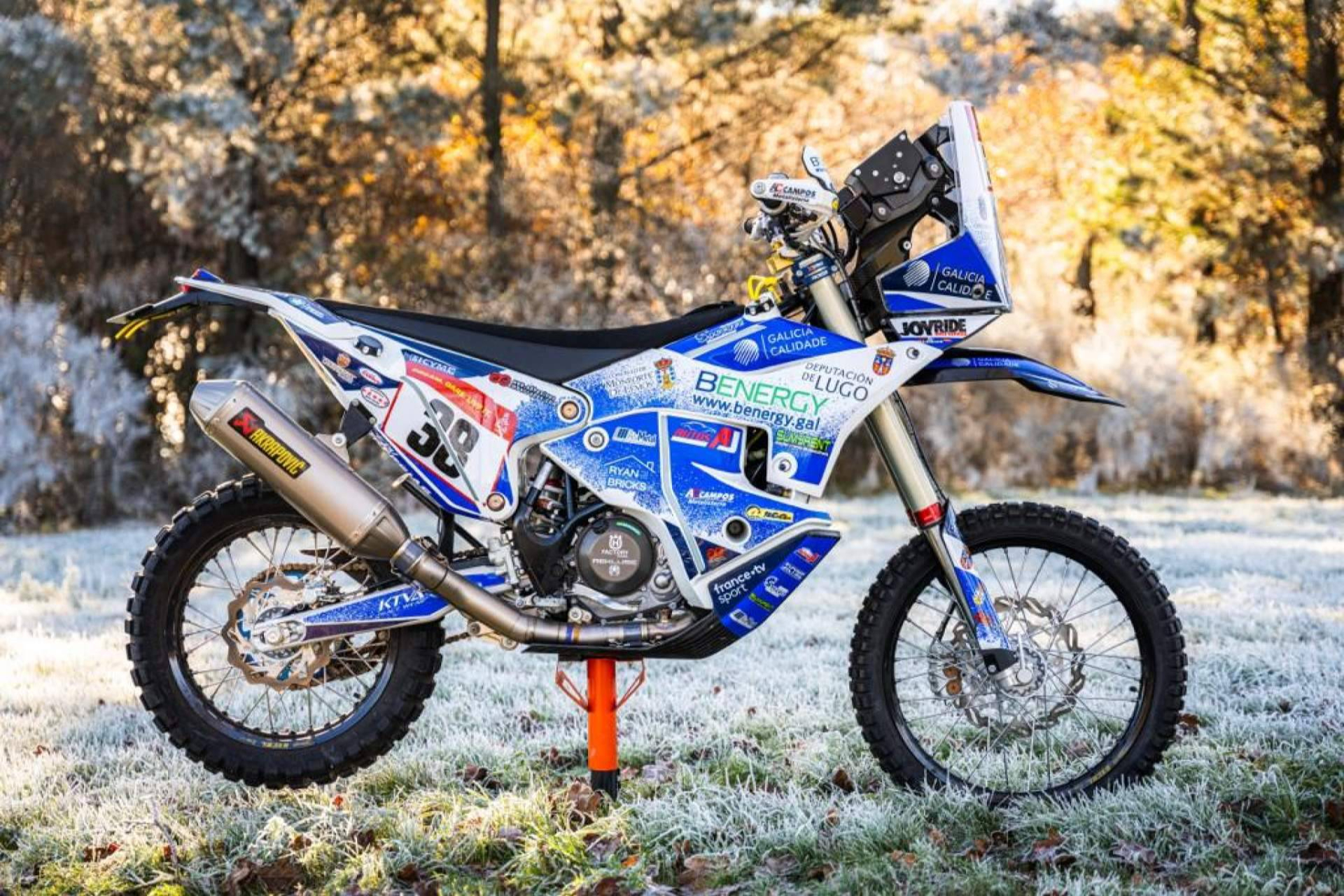 Cómo personalizar una moto con plásticos y adhesivos duraderos, la propuesta de ADHESIVOSEMBARRADOS