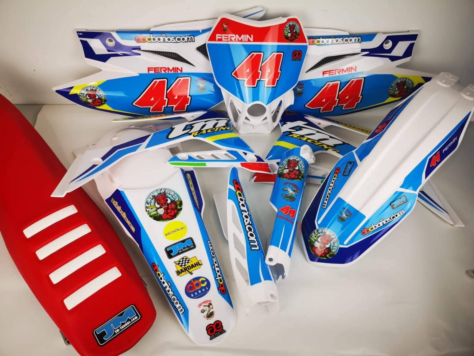 Diseño y durabilidad para motos, así son los nuevos adhesivos y plásticos de ADHESIVOSEMBARRADOS