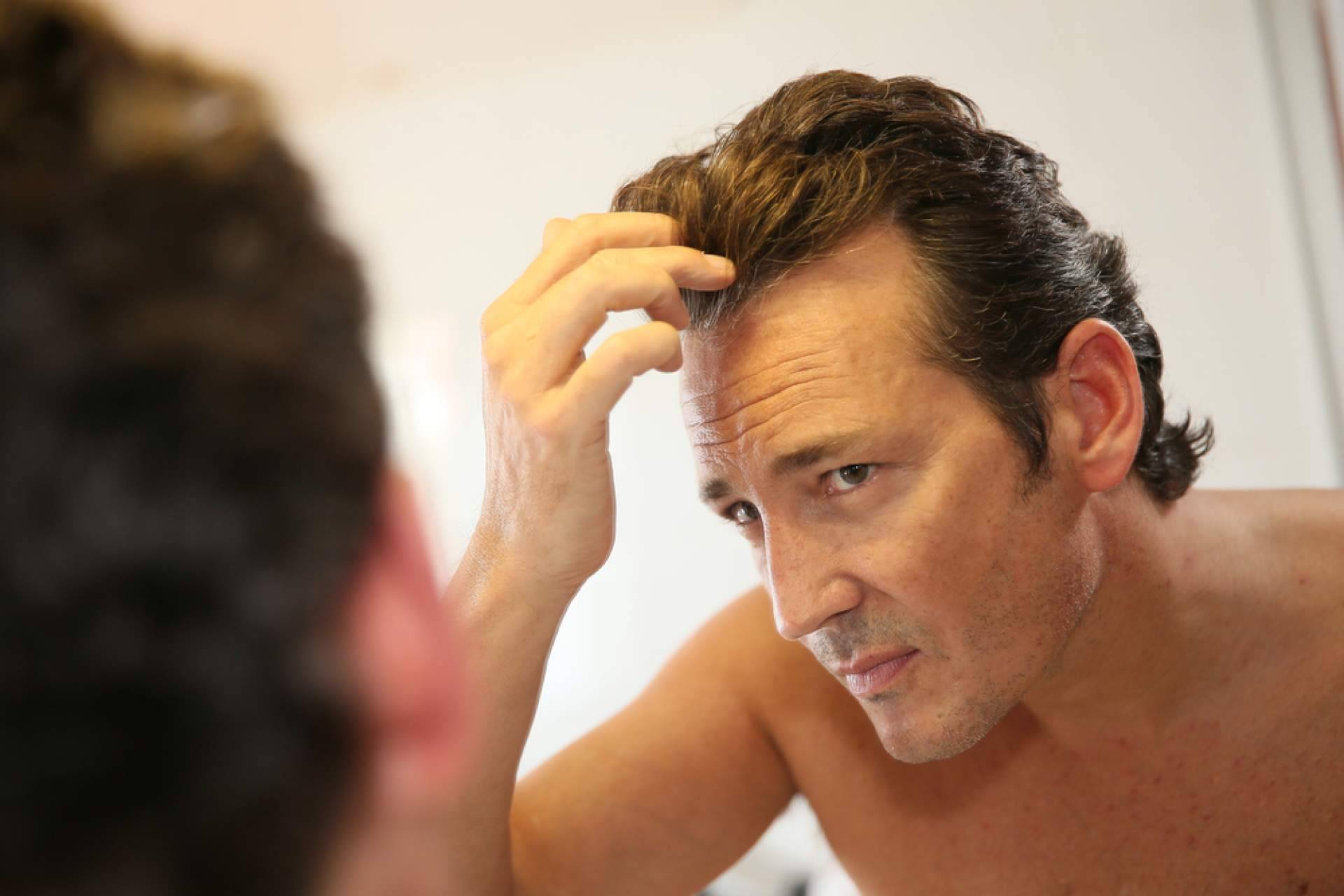 El cuidado capilar masculino incorpora The Bey, una cera negra orientada a cubrir canas al instante
