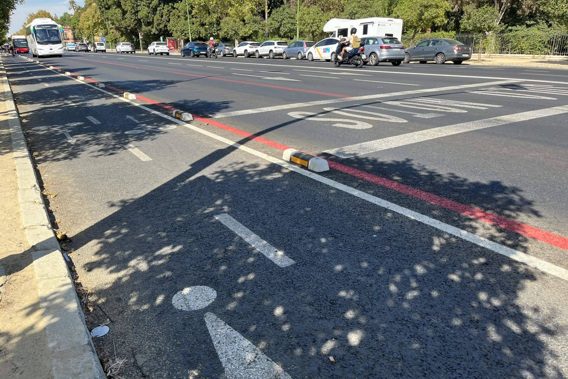 El separador de carril bici fotoluminiscente de Abadecom Urban gana presencia ante el auge de la infraestructura ciclista protegida