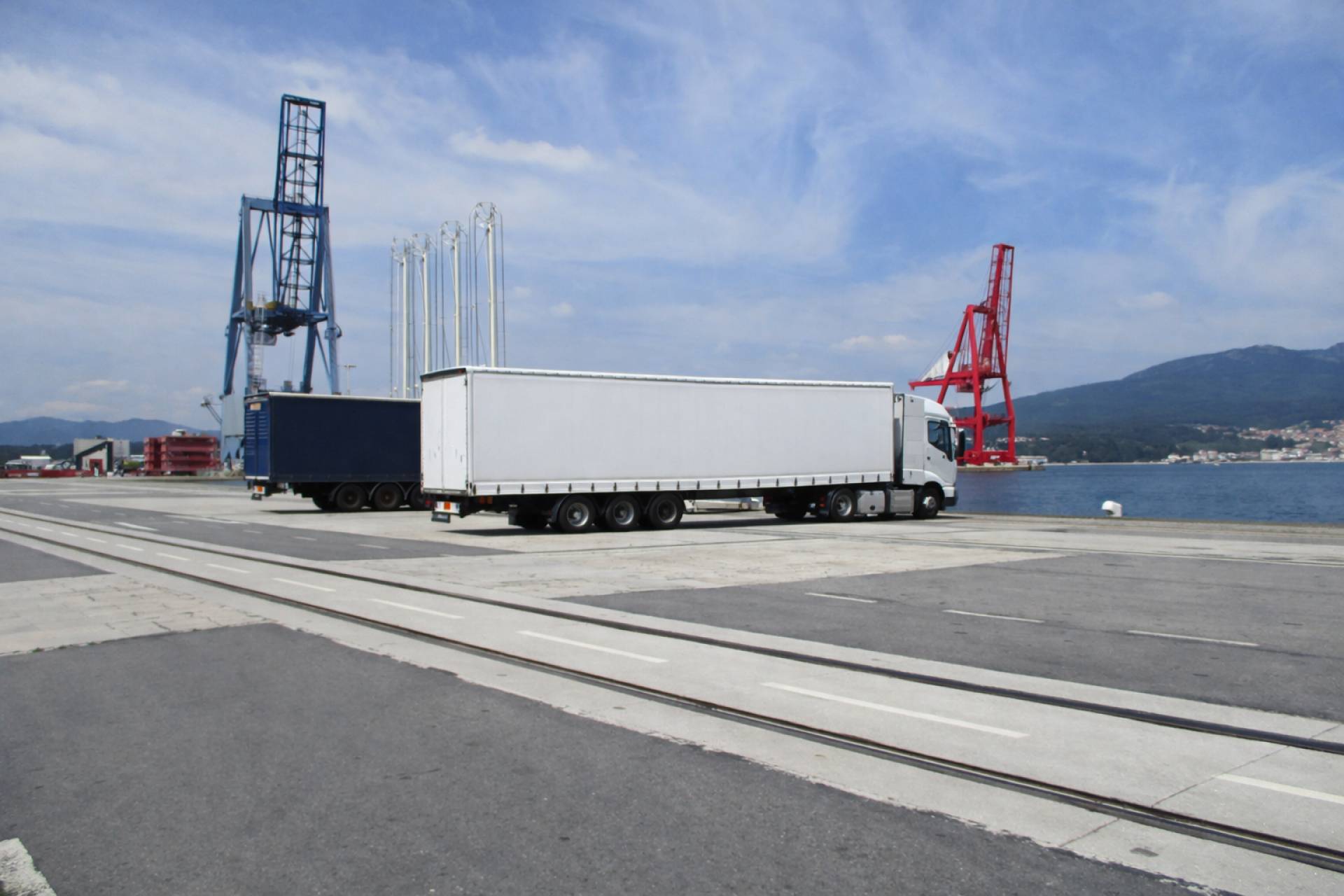 Transporte de mercancías por carretera para sectores críticos; Transvolando potencia gestión operativa y cargas completas