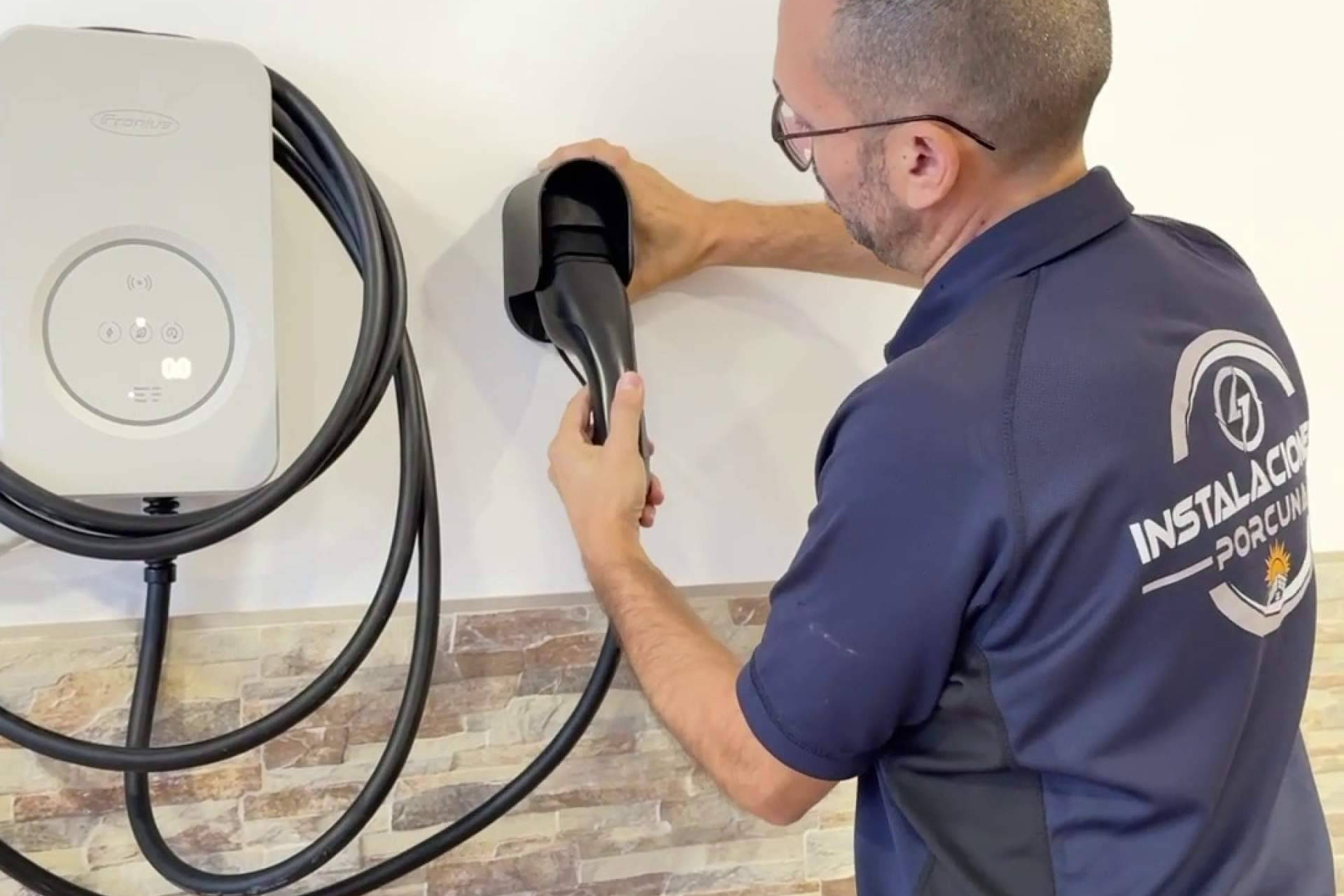 Instalaciones Porcuna despliega cargadores de coches eléctricos adaptados a cada necesidad, con puesta en marcha incluida