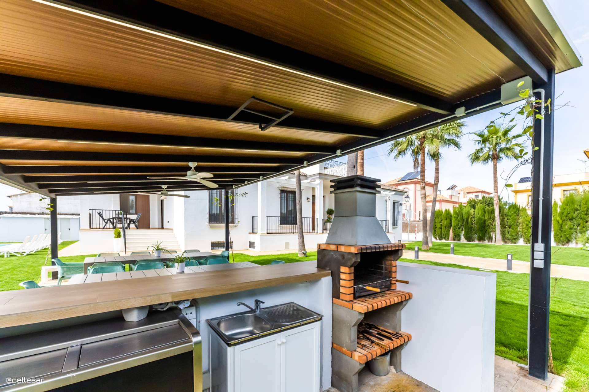 Una villa en alquiler en Sevilla pensada para grupos; 9 baños, jacuzzi y sala de juegos
