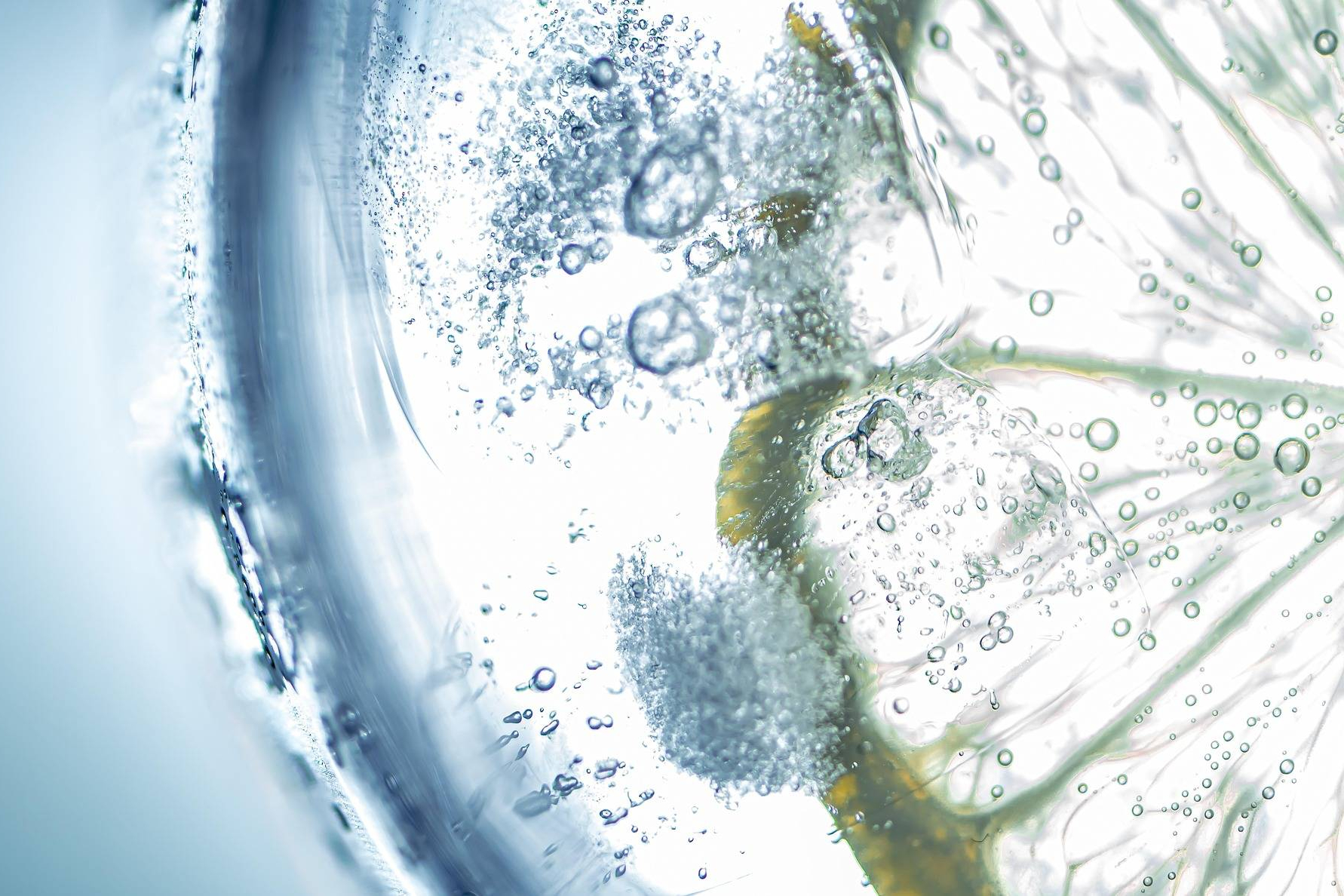 Lo que la ciencia dice sobre el agua con gas; verdades, falsedades y efectos reales en el organismo