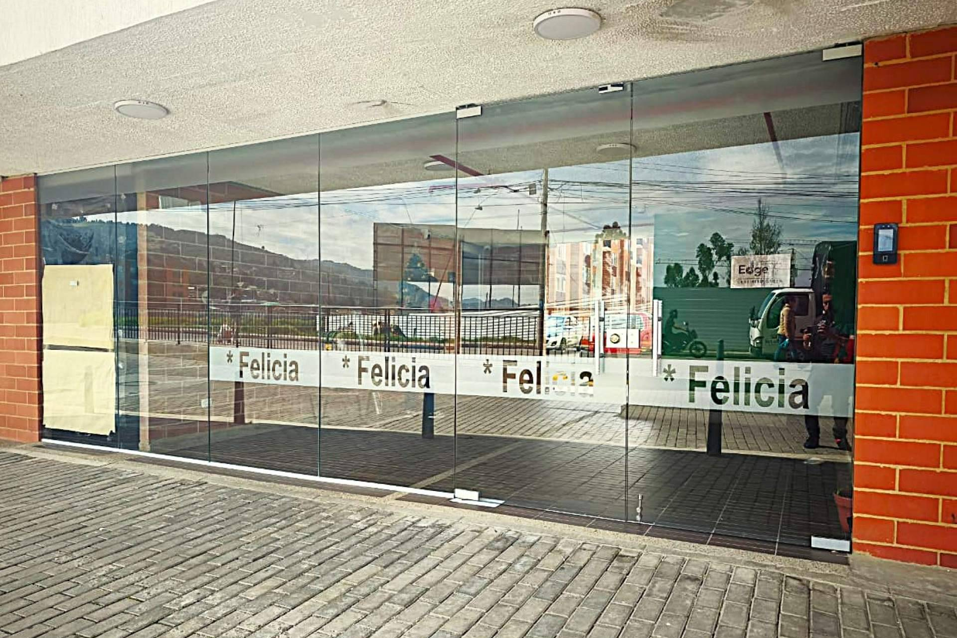 Así construyó TESLA ARQUITECTURA SAS una trayectoria sólida en puerta de vidrio y fachadas de vidrio