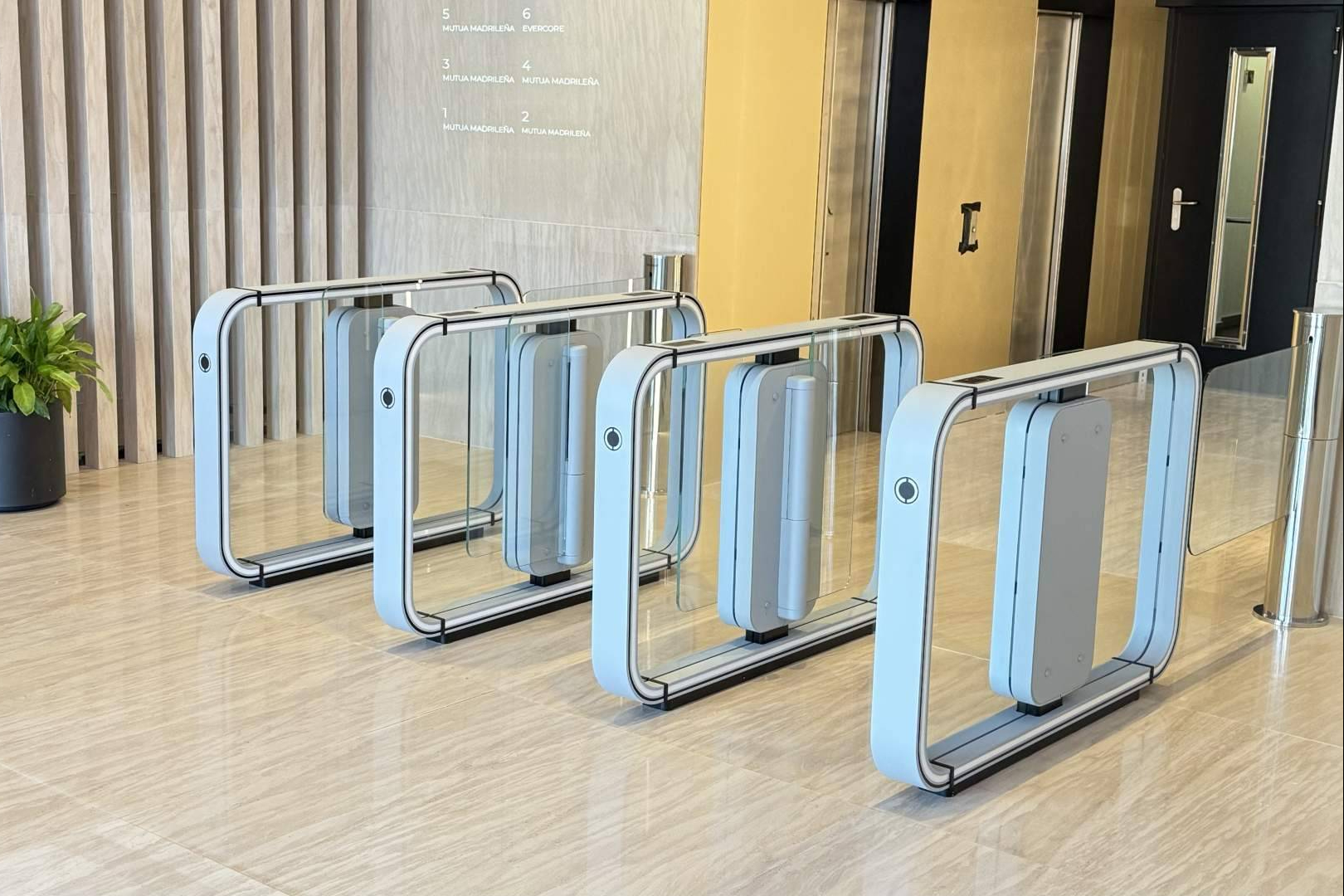 ASSA ABLOY impulsa la seguridad en edificios con sus puertas rápidas de seguridad