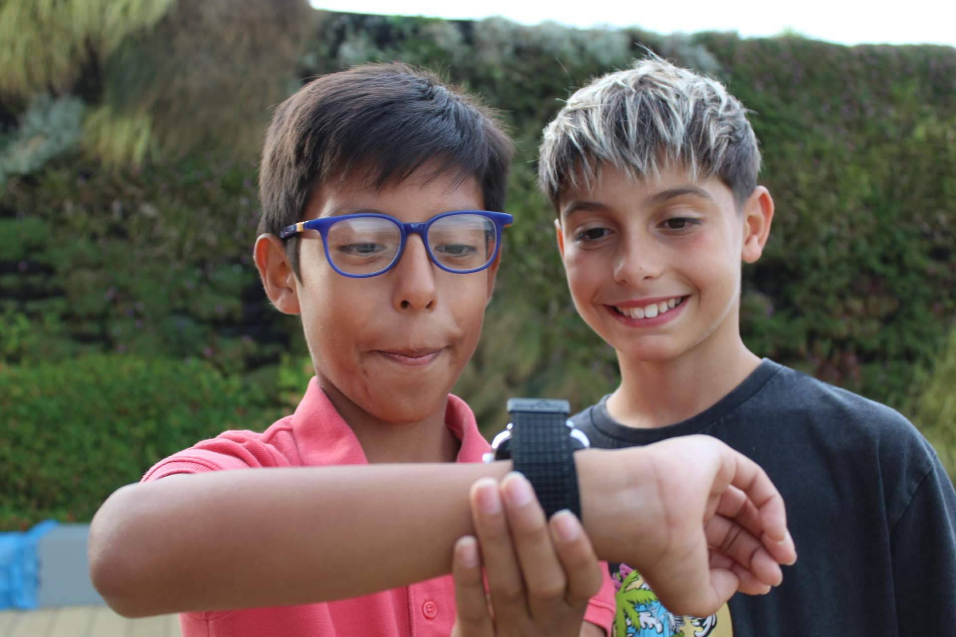¿A qué edad deberían tener su primer móvil? Las familias miran hacia relojes GPS familiares como alternativa