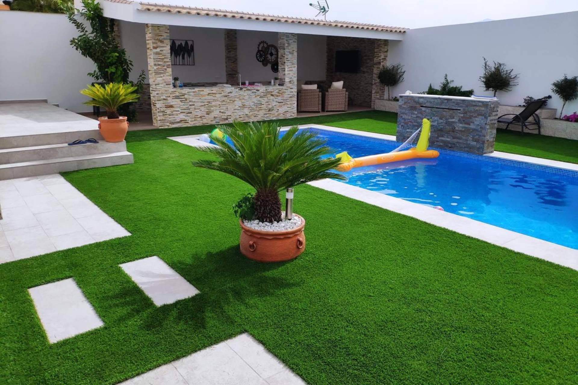 Albergrass refuerza su apuesta por los instaladores con un modelo integral para profesionales del césped
