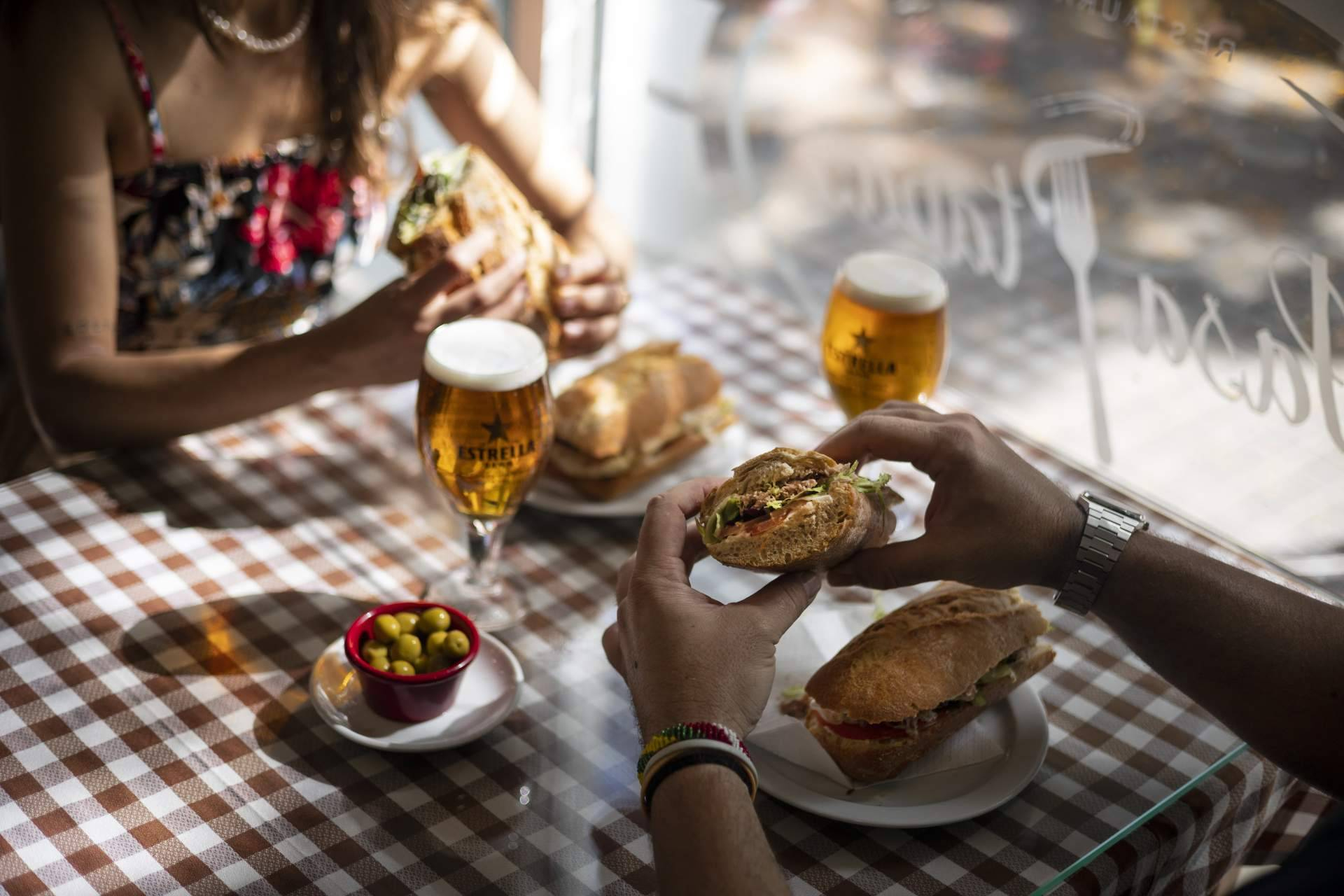 Pasa Tapas refuerza su identidad como restaurante en Barceloneta especializado en cocina mediterránea