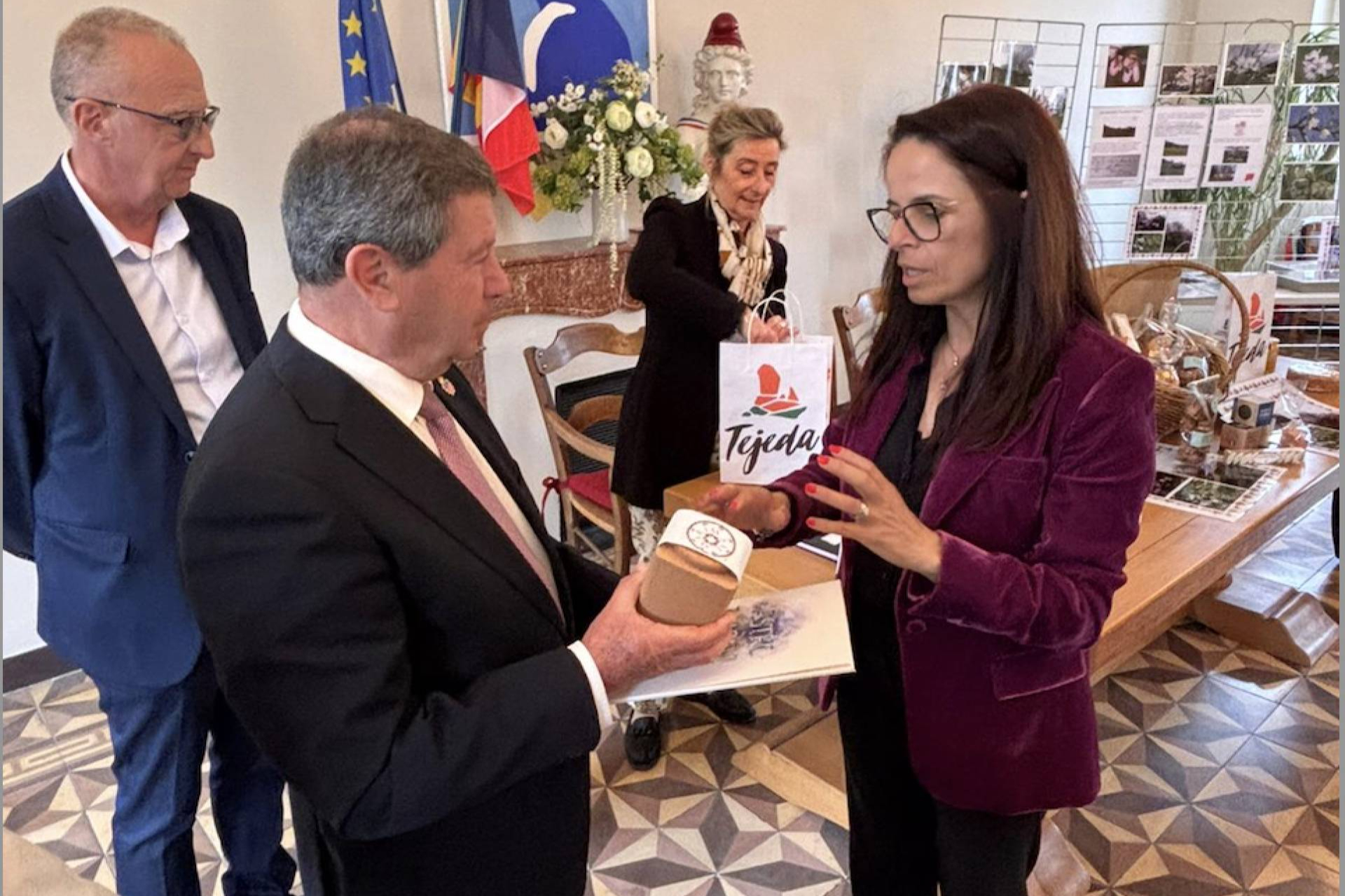 Tejeda sella con Alleins y Castro Marim un hermanamiento nacido en las Fiestas del Almendro en Flor