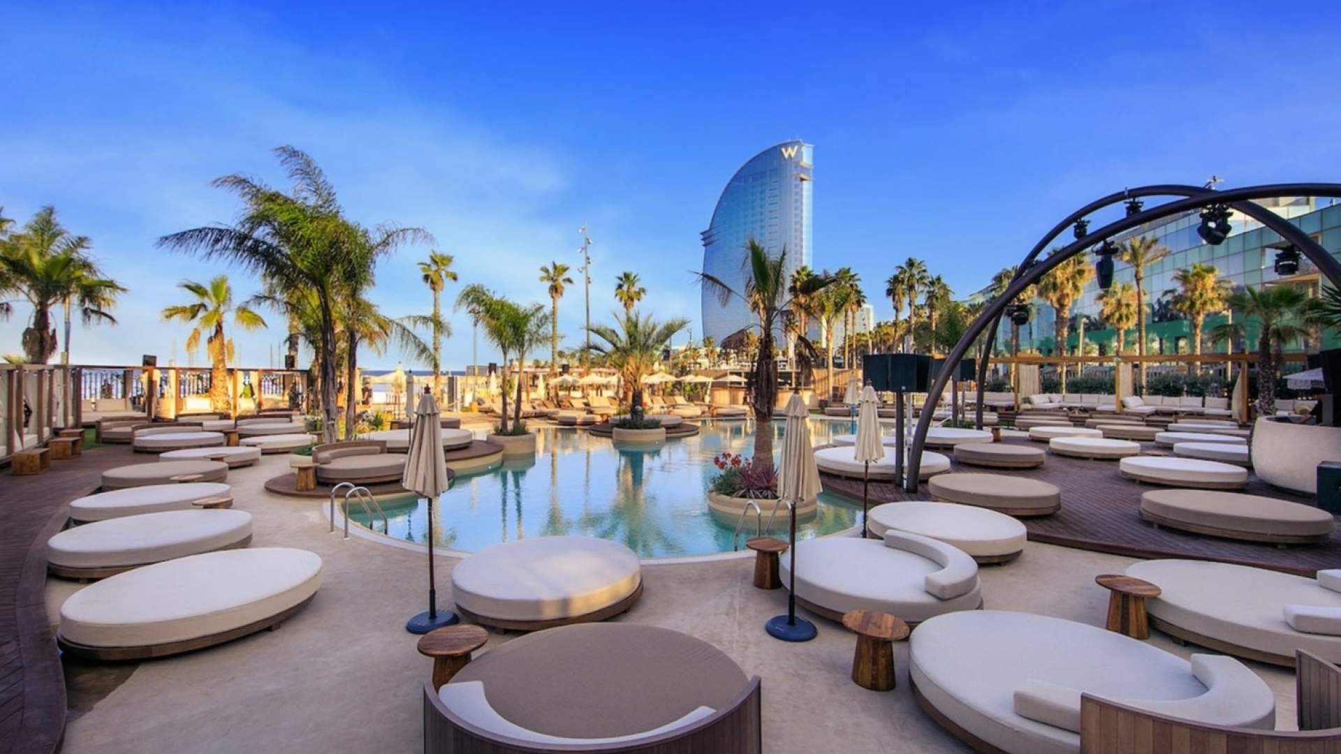 Arranca la temporada de beach clubs en Barcelona; vuelve el ocio frente al mar en 2026