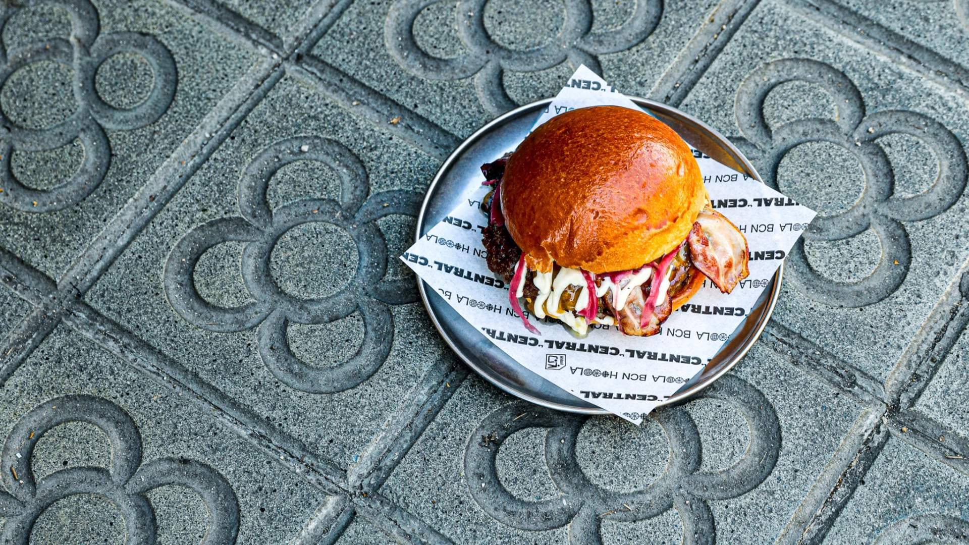La Central refuerza su apuesta por la innovación burger en Barcelona con especiales mensuales