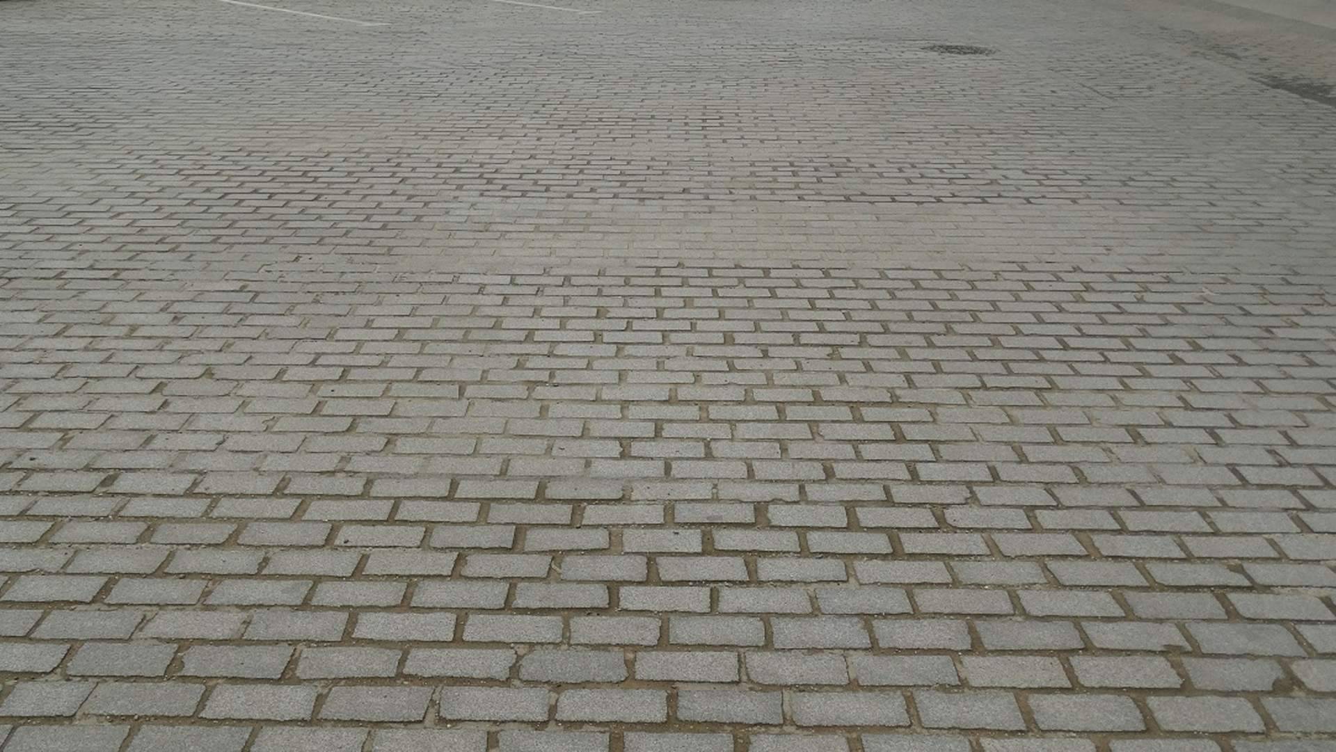 Los adoquines de granito mantienen su vigencia más de un siglo después en la pavimentación urbana