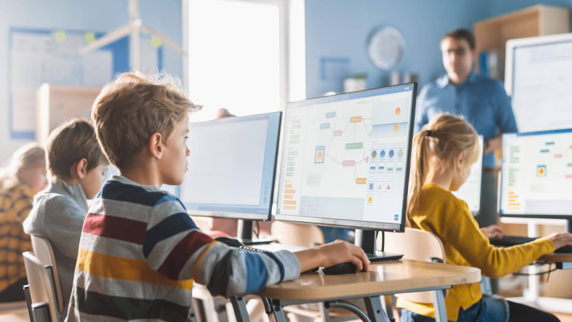 Entre robots, drones y videojuegos; el campamento de verano que une aprendizaje y diversión en Madrid