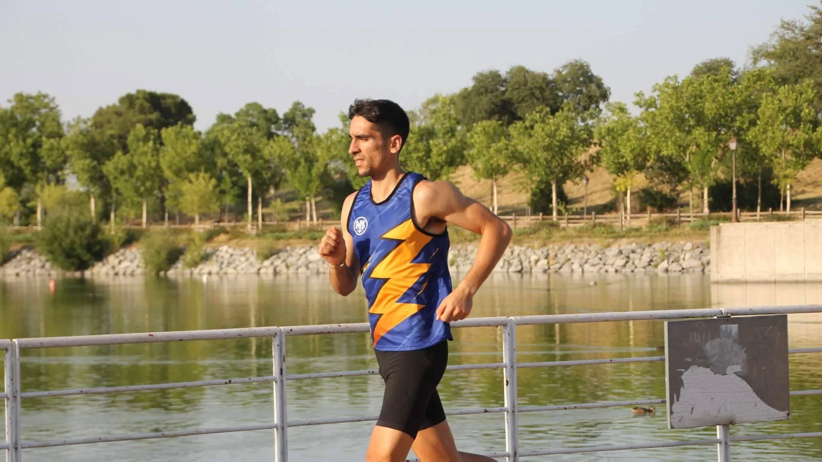 Correr con calor; por qué elegir una camiseta running marca la diferencia en cada entrenamiento