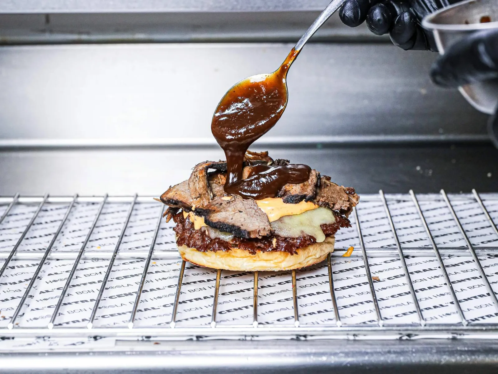 La Central presenta La Smokey; su burger más ahumado para el verano en Barcelona