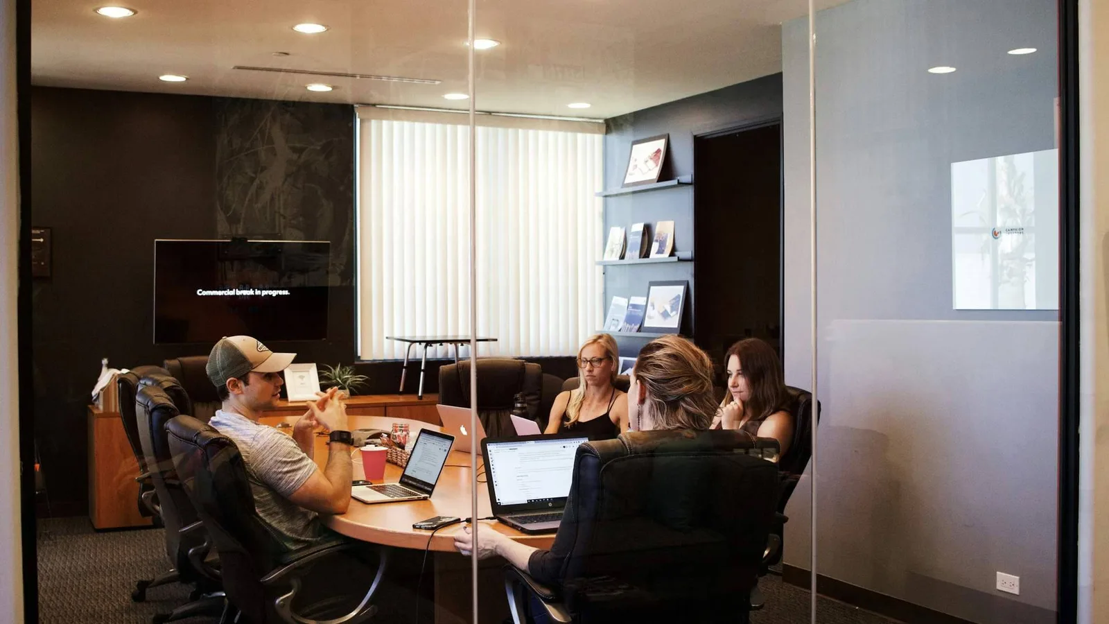 Qué es una Agencia de IA y cómo funciona este modelo de negocio