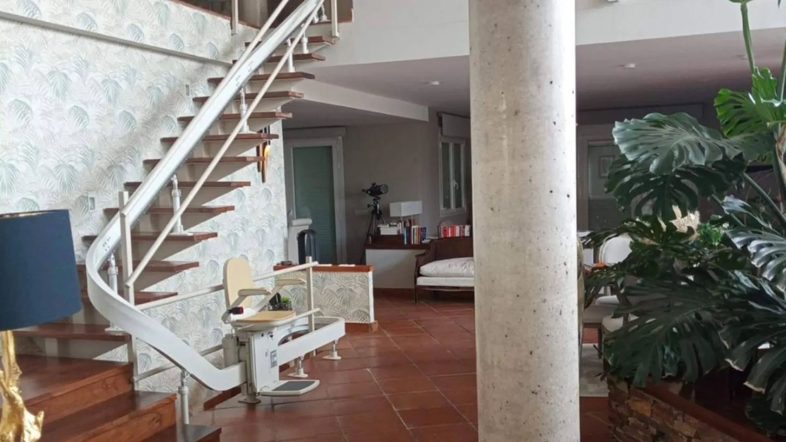 Cómo los salvaescaleras en Madrid ayudan a mantener la autonomía en el hogar